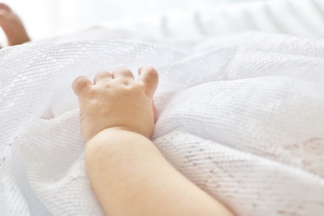 赤ちゃんがビクッとする 起きる 寝てる時に泣き出し始める現象について Mai Lab